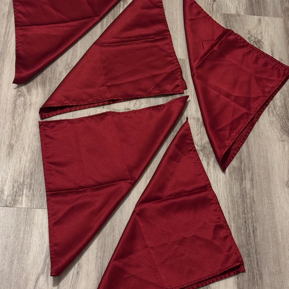 Set of satin red napkins!